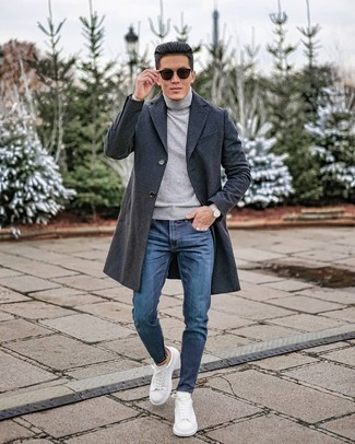 Comment porter un jean avec un pardessus à 30 ans: Pense à associer un pardessus avec un jean pour aller au bureau. Si tu veux éviter un look trop formel, opte pour une paire de baskets basses en cuir blanches.