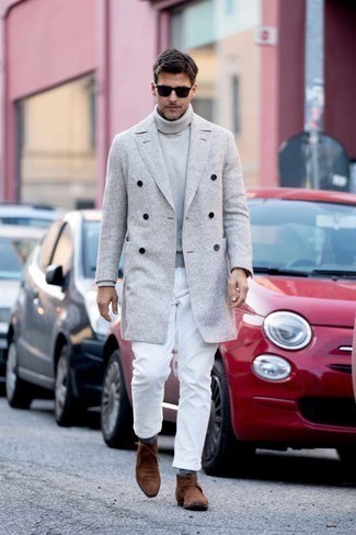 Comment porter un jean blanc: Pense à porter un pardessus gris et un jean blanc pour un look idéal au travail. Tu veux y aller doucement avec les chaussures? Fais d'une paire de bottines chukka en daim marron ton choix de souliers pour la journée.