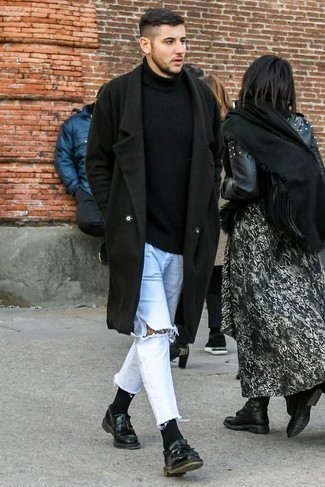 Comment porter un jean déchiré blanc: Pense à harmoniser un pardessus noir avec un jean déchiré blanc pour obtenir un look relax mais stylé. D'une humeur audacieuse? Complète ta tenue avec une paire de slippers en cuir à franges noirs.