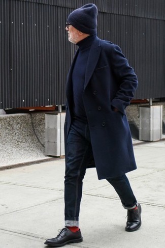 Comment porter des chaussures derby en cuir noires: Essaie d'associer un pardessus bleu marine avec un jean bleu marine pour un look idéal au travail. Jouez la carte classique pour les chaussures et choisis une paire de chaussures derby en cuir noires.