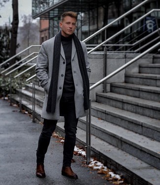 Comment porter un pardessus gris avec un jean noir: Associe un pardessus gris avec un jean noir pour une tenue idéale le week-end. Apportez une touche d'élégance à votre tenue avec une paire de bottines chelsea en cuir marron.