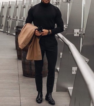 Comment porter un pardessus marron clair: Essaie d'associer un pardessus marron clair avec un pantalon chino noir pour aller au bureau. Apportez une touche d'élégance à votre tenue avec une paire de bottines chelsea en cuir noires.