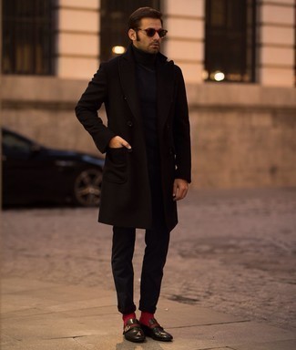 Comment porter des slippers en cuir noirs quand il fait froid à 30 ans: Choisis un pardessus noir et un pantalon chino noir pour créer un look chic et décontracté. Une paire de slippers en cuir noirs est une façon simple d'améliorer ton look.