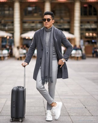 Comment porter une valise noire: Opte pour un pardessus gris foncé avec une valise noire pour un look idéal le week-end. Cet ensemble est parfait avec une paire de baskets basses en cuir blanches.