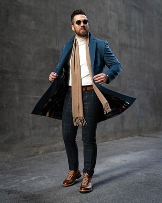 Comment porter une écharpe marron clair: Harmonise un pardessus bleu canard avec une écharpe marron clair pour une tenue idéale le week-end. Jouez la carte décontractée pour les chaussures et fais d'une paire de bottes de travail en cuir marron ton choix de souliers.