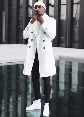Comment porter un pardessus blanc et noir: Essaie d'harmoniser un pardessus blanc et noir avec un pantalon chino noir pour créer un look chic et décontracté. Si tu veux éviter un look trop formel, choisis une paire de baskets basses en toile blanches.