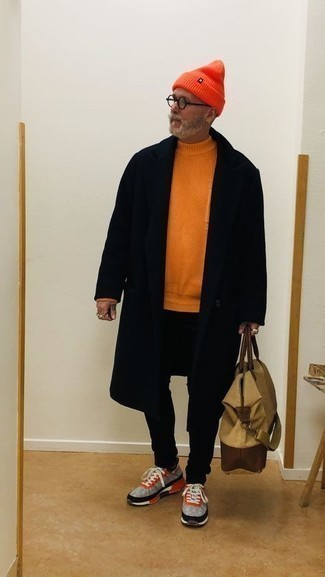Comment porter un pull à col roulé orange: Pense à porter un pull à col roulé orange et un pantalon chino noir pour un déjeuner le dimanche entre amis. Décoince cette tenue avec une paire de chaussures de sport grises.