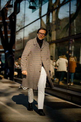 Comment porter un manteau pour un style chic decontractés après 50 ans: Essaie de marier un manteau avec un pantalon chino blanc pour un look idéal au travail. Une paire de bottines chelsea en cuir noires est une façon simple d'améliorer ton look.