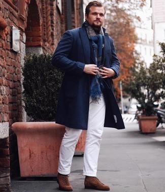 Comment porter un pardessus bleu marine à 30 ans: Associe un pardessus bleu marine avec un pantalon chino blanc pour aller au bureau. Une paire de bottes de loisirs en daim marron est une option avisé pour complèter cette tenue.