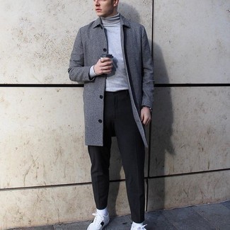 Comment porter un pull à col roulé gris: Opte pour un pull à col roulé gris avec un pantalon chino noir pour une tenue idéale le week-end. Si tu veux éviter un look trop formel, fais d'une paire de baskets basses en cuir blanches et noires ton choix de souliers.