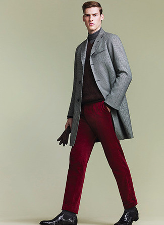 Comment porter un pantalon de costume rouge: Associe un pardessus gris avec un pantalon de costume rouge pour un look pointu et élégant. Tu veux y aller doucement avec les chaussures? Opte pour une paire de bottines chelsea en cuir noires pour la journée.