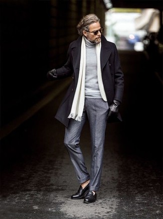 Comment porter un pull à col roulé gris: Associe un pull à col roulé gris avec un pantalon de costume en laine gris pour dégager classe et sophistication. Cette tenue est parfait avec une paire de slippers en cuir noirs.