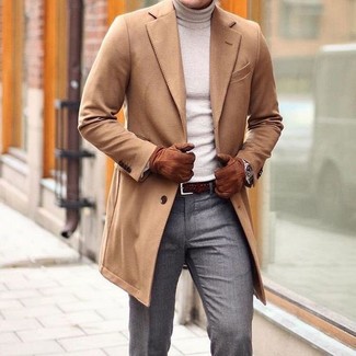 Comment porter un pull à col roulé marron clair quand il fait frais: Pense à porter un pull à col roulé marron clair et un pantalon de costume gris pour un look classique et élégant.