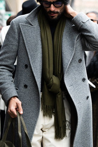 Comment porter un manteau gris: L'association d'un manteau gris et d'un pantalon de costume blanc peut te démarquer de la foule.