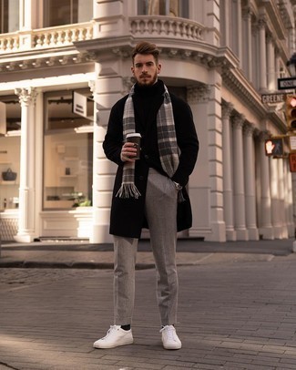 Comment porter une écharpe écossaise gris foncé: Un pardessus noir et une écharpe écossaise gris foncé sont une tenue géniale à avoir dans ton arsenal. Une paire de baskets basses en toile blanches est une option astucieux pour complèter cette tenue.