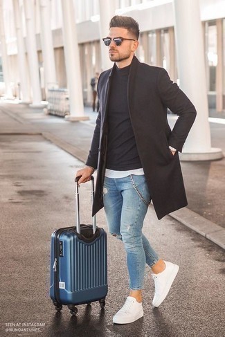 Comment porter une valise bleue: Choisis un pardessus marron foncé et une valise bleue pour une tenue idéale le week-end. Cette tenue se complète parfaitement avec une paire de baskets basses en toile blanches.