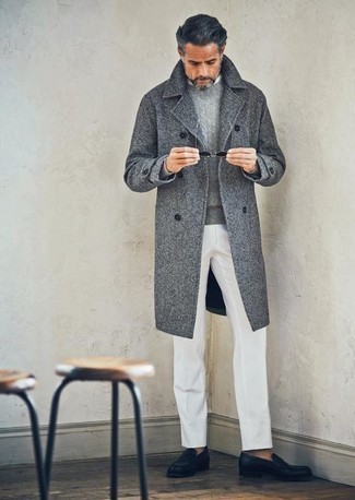 Comment porter un pull torsadé gris après 50 ans: Harmonise un pull torsadé gris avec un pantalon de costume blanc pour dégager classe et sophistication. Cet ensemble est parfait avec une paire de slippers en cuir noirs.