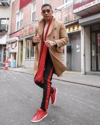 Comment porter des baskets rouges: Harmonise un pardessus marron clair avec un pantalon chino noir si tu recherches un look stylé et soigné. Tu veux y aller doucement avec les chaussures? Opte pour une paire de baskets rouges pour la journée.