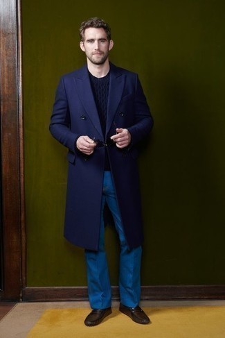 Comment porter un pull torsadé bleu: Associe un pull torsadé bleu avec un pantalon chino bleu pour un look de tous les jours facile à porter. Cet ensemble est parfait avec une paire de mocassins en cuir marron foncé.