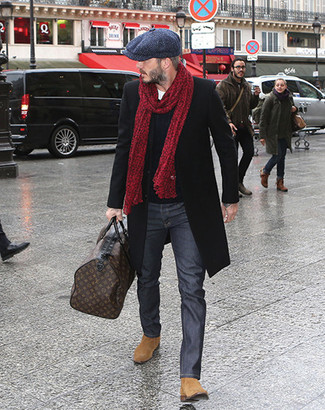 Tenue de David Beckham: Pardessus noir, Pull torsadé bleu marine, T-shirt à col rond blanc, Jean gris foncé