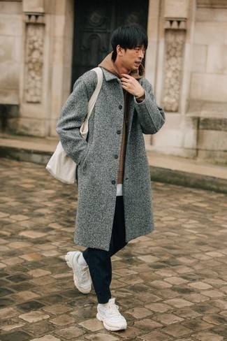 Comment porter un manteau gris pour un style decontractés à 30 ans: Pense à harmoniser un manteau gris avec un pantalon chino bleu marine si tu recherches un look stylé et soigné. Complète ce look avec une paire de chaussures de sport blanches.