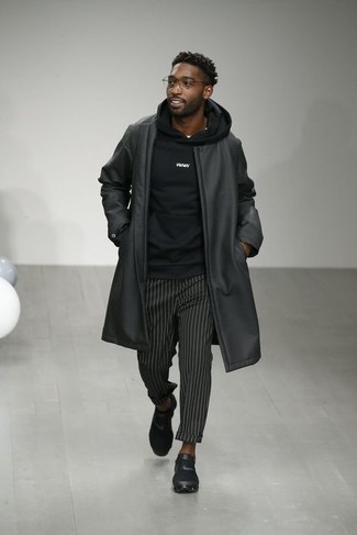 Tenue: Pardessus en cuir noir, Sweat à capuche noir, Pantalon chino à rayures verticales noir, Chaussures de sport noires
