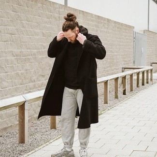 Comment porter un manteau: Associer un manteau avec un pantalon de jogging gris est une option confortable pour faire des courses en ville. Jouez la carte classique pour les chaussures et choisis une paire de chaussures de sport grises.