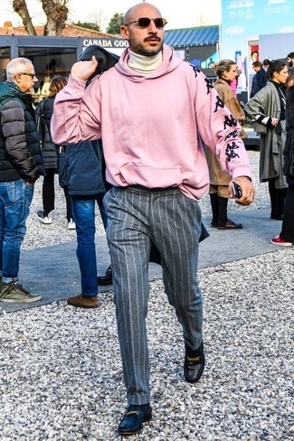 Comment porter un sweat à capuche imprimé rose: Associe un sweat à capuche imprimé rose avec un pantalon de costume en laine à rayures verticales gris pour achever un look habillé mais pas trop. Choisis une paire de slippers en cuir noirs pour afficher ton expertise vestimentaire.