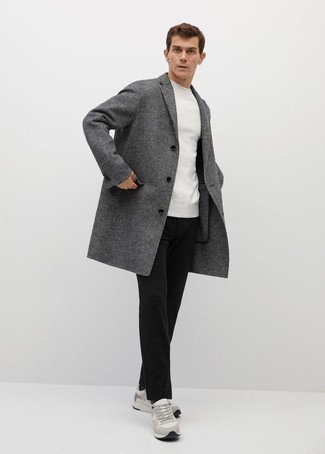 Comment porter un manteau à carreaux: Pense à opter pour un manteau à carreaux et un pantalon chino noir pour aller au bureau. Cette tenue est parfait avec une paire de chaussures de sport grises.