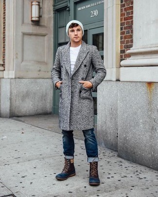 Comment porter des bottes d'hiver: Pense à porter un pardessus gris et un jean bleu marine pour créer un look chic et décontracté. Pourquoi ne pas ajouter une paire de bottes d'hiver à l'ensemble pour une allure plus décontractée?