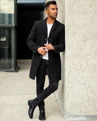 Comment porter un jean noir: Opte pour un pardessus noir avec un jean noir pour achever un look habillé mais pas trop. Apportez une touche d'élégance à votre tenue avec une paire de bottines chelsea en cuir noires.