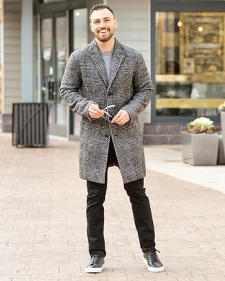 Comment porter un pardessus gris avec un jean noir pour un style decontractés quand il fait chaud: Choisis un pardessus gris et un jean noir pour un look idéal au travail. Si tu veux éviter un look trop formel, termine ce look avec une paire de baskets basses en cuir noires.