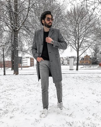 Comment porter un manteau gris: Porte un manteau gris et un jean gris pour un look idéal au travail. Rehausse cet ensemble avec une paire de baskets basses en cuir blanches.