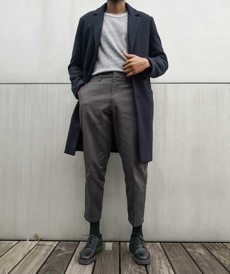 Un pardessus à porter avec un pantalon chino gris à 30 ans: Harmonise un pardessus avec un pantalon chino gris pour créer un look chic et décontracté. Une paire de chaussures derby en cuir noires apportera une esthétique classique à l'ensemble.