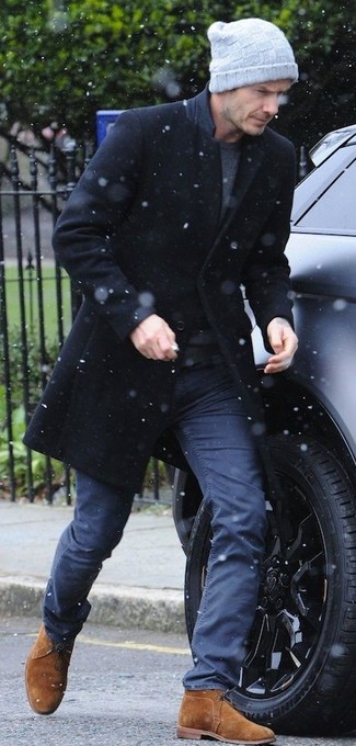 Tenue de David Beckham: Pardessus noir, T-shirt à col rond gris foncé, Pantalon chino bleu marine, Bottines chukka en daim tabac