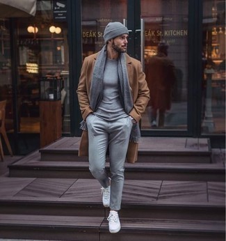 Comment porter une écharpe grise: Essaie d'associer un pardessus marron clair avec une écharpe grise pour un look idéal le week-end. Cette tenue est parfait avec une paire de baskets basses en toile blanches.