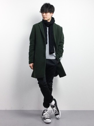 Comment porter une écharpe noire: Opte pour un pardessus vert foncé avec une écharpe noire pour un look confortable et décontracté. Assortis ce look avec une paire de baskets basses en toile noires et blanches.