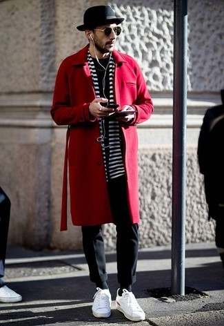 Comment porter une écharpe noire: Choisis un pardessus rouge et une écharpe noire pour une tenue idéale le week-end. Cette tenue est parfait avec une paire de baskets basses en cuir blanches.