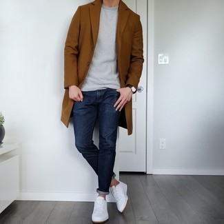 Comment porter un pardessus marron: Associe un pardessus marron avec un jean bleu marine pour aller au bureau. Pourquoi ne pas ajouter une paire de baskets basses en cuir blanches à l'ensemble pour une allure plus décontractée?