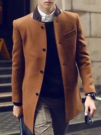 Comment porter un pantalon de costume écossais marron pour un style elégantes quand il fait frais: Choisis un pardessus tabac et un pantalon de costume écossais marron pour dégager classe et sophistication.