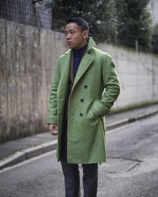Comment porter un pardessus vert: Associe un pardessus vert avec un pantalon de costume gris foncé pour dégager classe et sophistication.