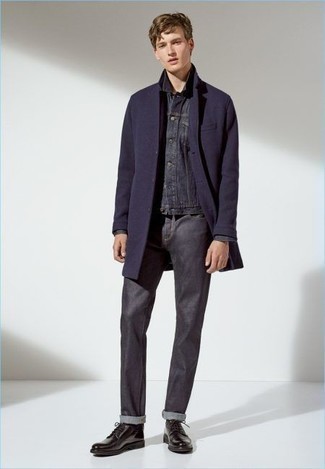 Comment s'habiller à 20 ans quand il fait froid: Choisis un pardessus bleu marine et un jean gris foncé pour aller au bureau. Une paire de chaussures derby en cuir marron foncé apportera une esthétique classique à l'ensemble.