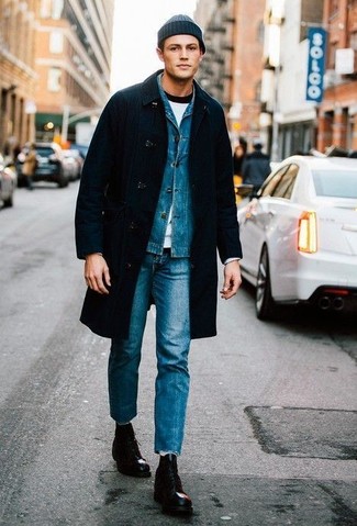 Comment porter une veste en jean bleue: Pense à associer une veste en jean bleue avec un jean bleu pour une tenue idéale le week-end. Assortis cette tenue avec une paire de bottes de loisirs en cuir noires pour afficher ton expertise vestimentaire.