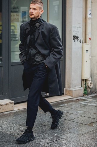 Comment porter une veste harrington noire: Associe une veste harrington noire avec un pantalon chino bleu marine pour un look de tous les jours facile à porter. Si tu veux éviter un look trop formel, opte pour une paire de chaussures de sport noires.