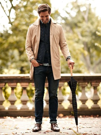 Comment porter un jean bleu marine avec des chaussures derby en cuir marron: Choisis un pardessus marron clair et un jean bleu marine pour créer un look chic et décontracté. Rehausse cet ensemble avec une paire de chaussures derby en cuir marron.