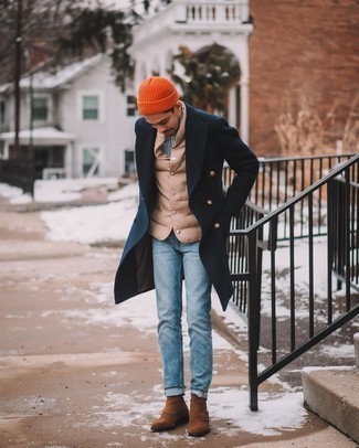 Un pardessus à porter avec un jean bleu clair pour un style chic decontractés en hiver: Pense à associer un pardessus avec un jean bleu clair pour aller au bureau. Jouez la carte classique pour les chaussures et assortis cette tenue avec une paire de bottines chelsea en daim marron. C'est le genre de look canon pour l'hiver.