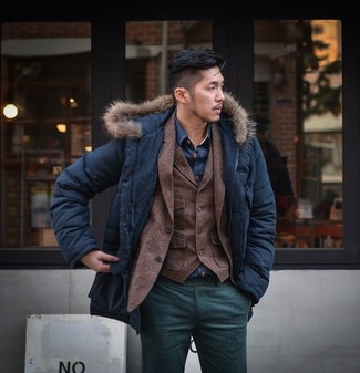 Comment porter un gilet en laine marron: Associe un gilet en laine marron avec un pantalon chino bleu canard pour un look classique et élégant.