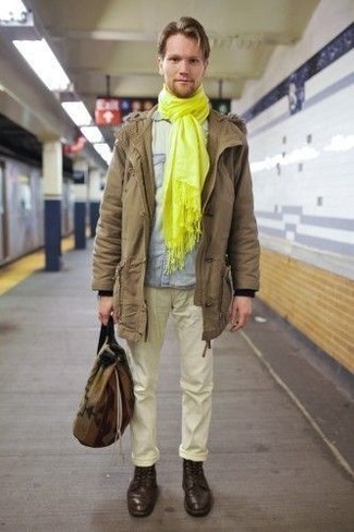 Comment porter un pantalon chino jaune: Pense à associer une parka marron clair avec un pantalon chino jaune pour une tenue idéale le week-end. D'une humeur créatrice? Assortis ta tenue avec une paire de bottes de loisirs en cuir marron foncé.