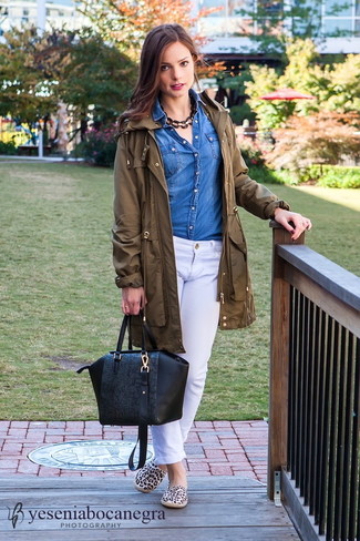 Comment porter un jean blanc: Pense à harmoniser une parka marron avec un jean blanc pour obtenir un look relax mais stylé. Une paire de espadrilles imprimées léopard beiges est une option avisé pour complèter cette tenue.