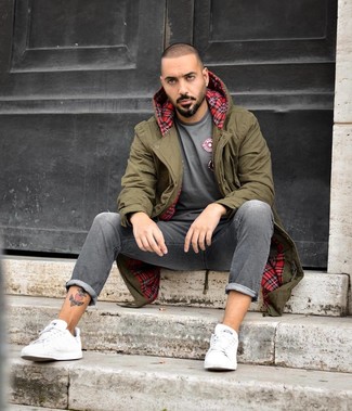 Comment porter une parka avec un jean au printemps
